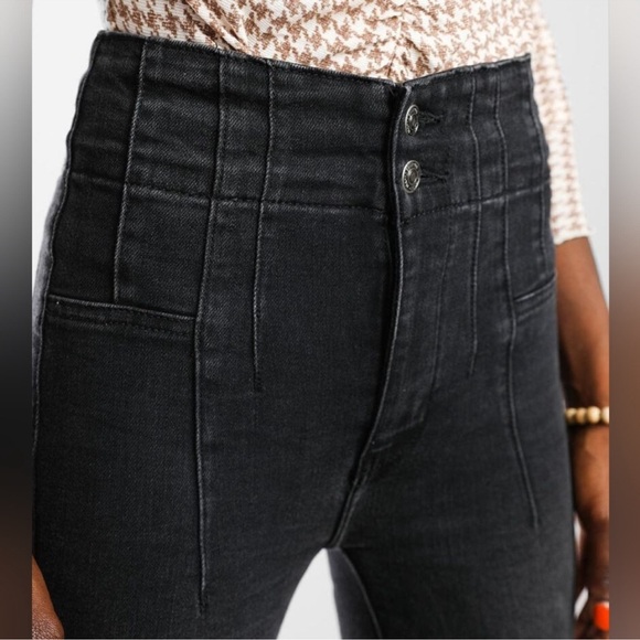 Free People “We the Free” high waisted 2 button jeans. Flare leg size 26 - Picture 2 of 7